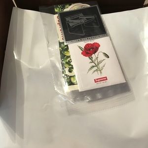 🔥🔥Supreme Poppy Seeds with 3 stickers🔥🔥